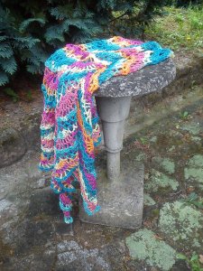 Csipkés horgolt kendő színátmenetes, Lacy shawl from variegated yarn